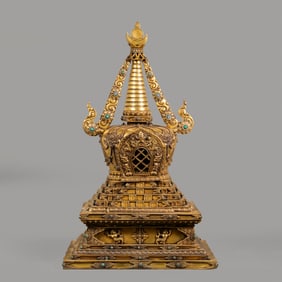 Gilt bronze pagoda inlaid with gemstones from the Kangxi period of the Qing Dynasty in China