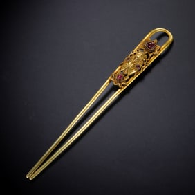 Pure gold hairpin inlaid with rubies from the Tang Dynasty in China