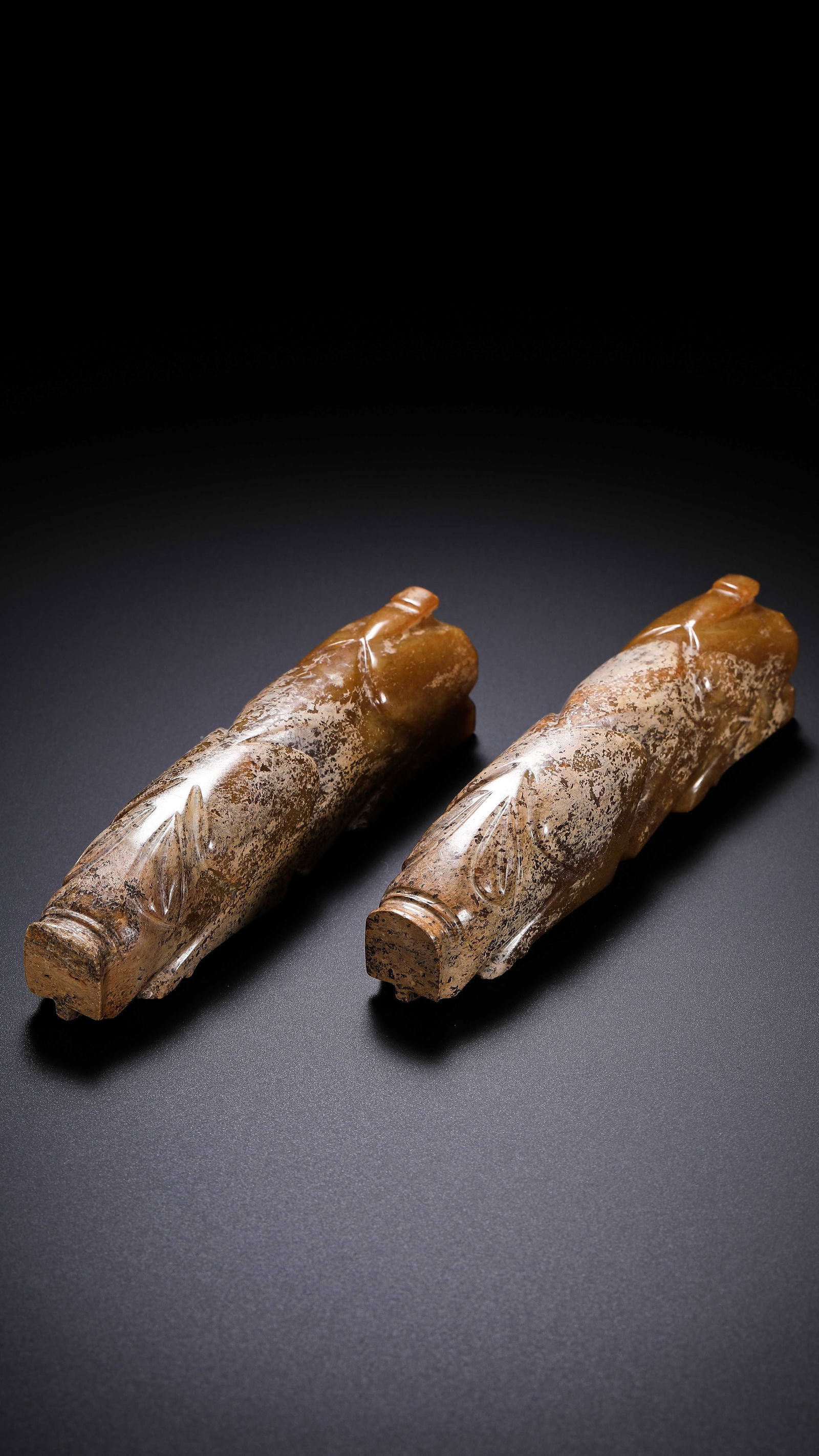 A pair of Chinese Han Dynasty jade pig hands: L. 13.3 cm. W. 3.2 cm. Weight. 568 gram.