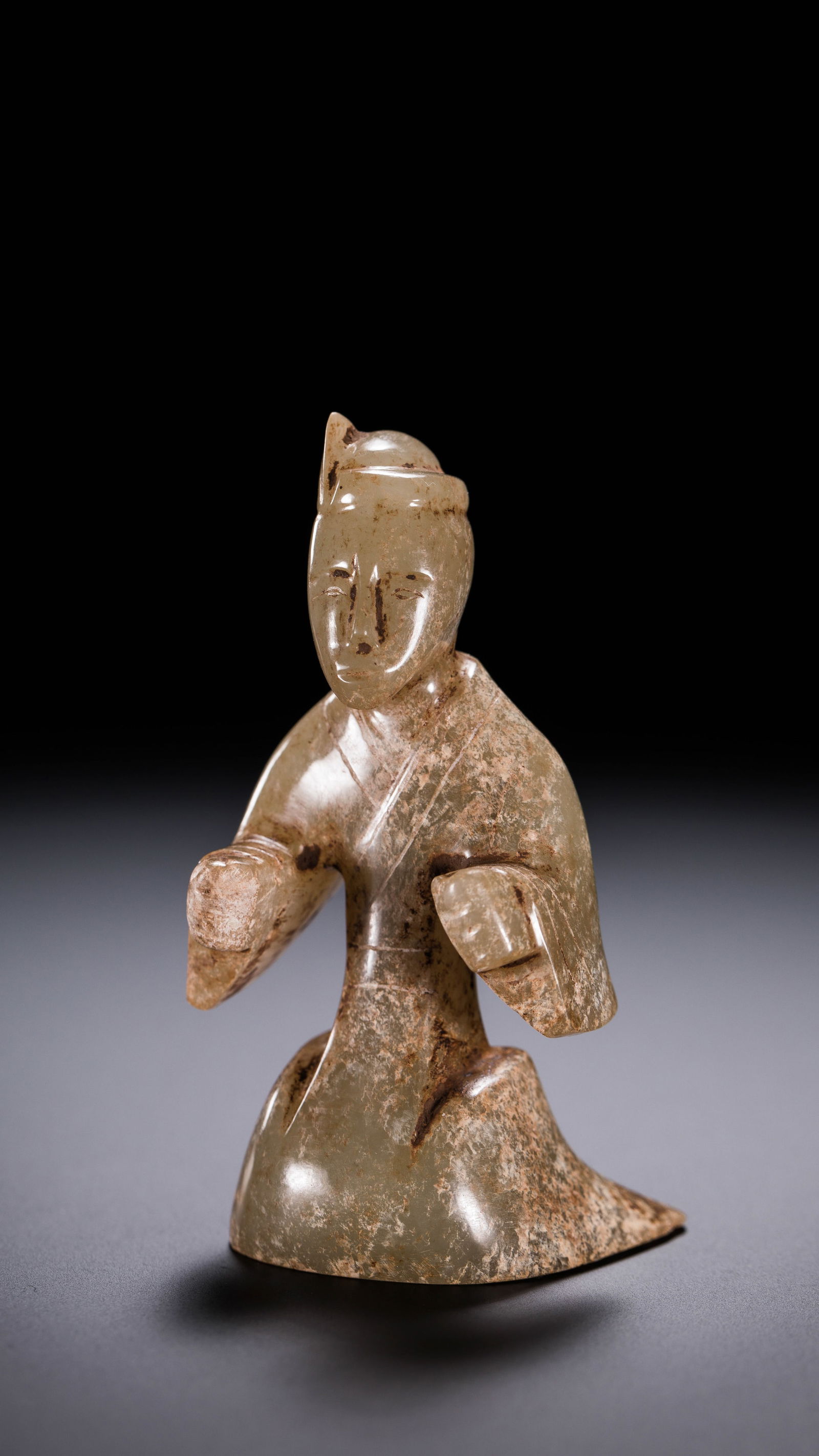 Jade kneeling figure from the Han Dynasty in China: H. 6.8 cm. W. 3.1 cm. Weight. 58 gram.