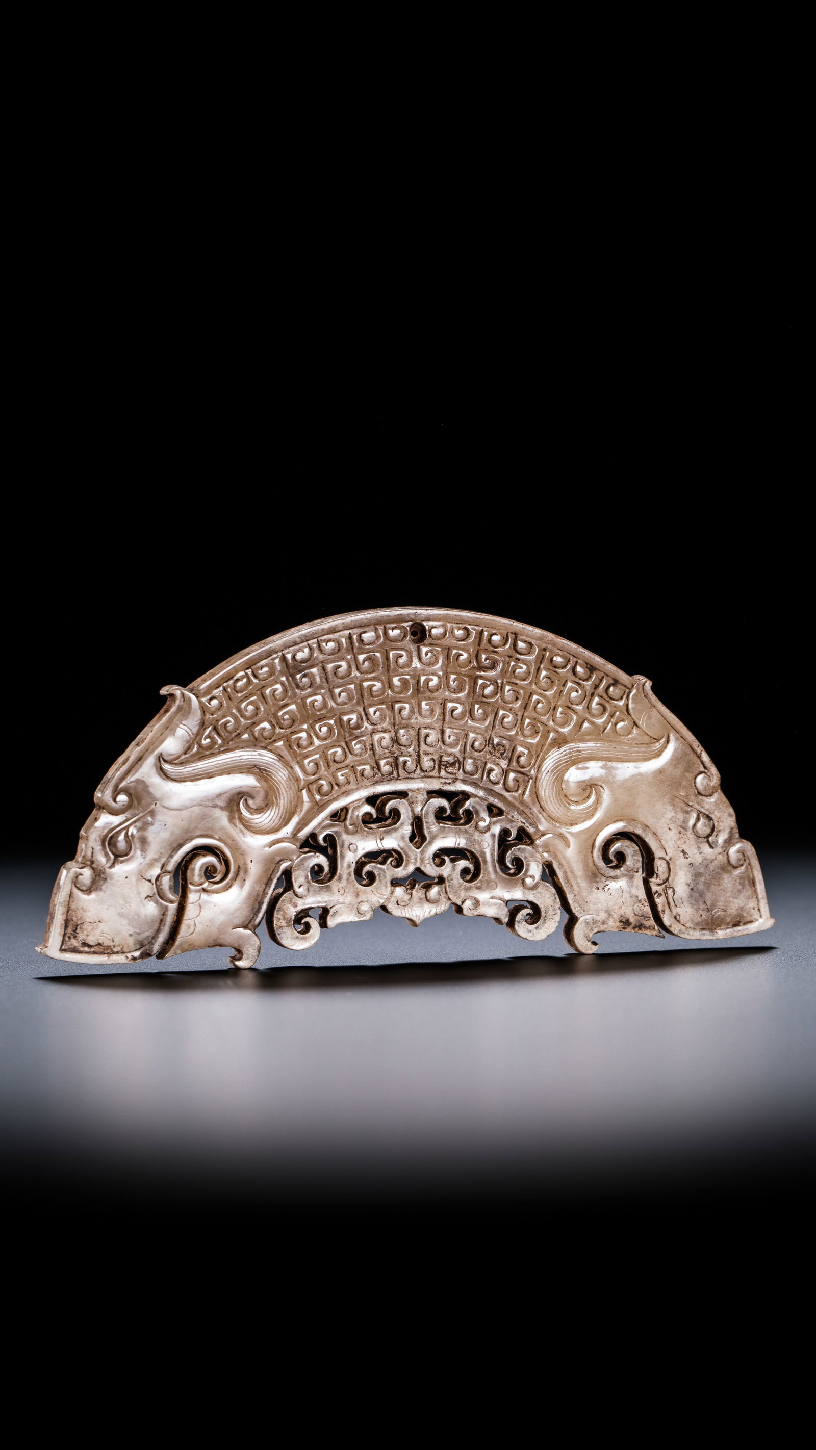 Jade huang with cloud pattern and double dragons from the Warring States period of China: H. 5.5 cm. W. 12.2 cm. Weight. 54 gram.