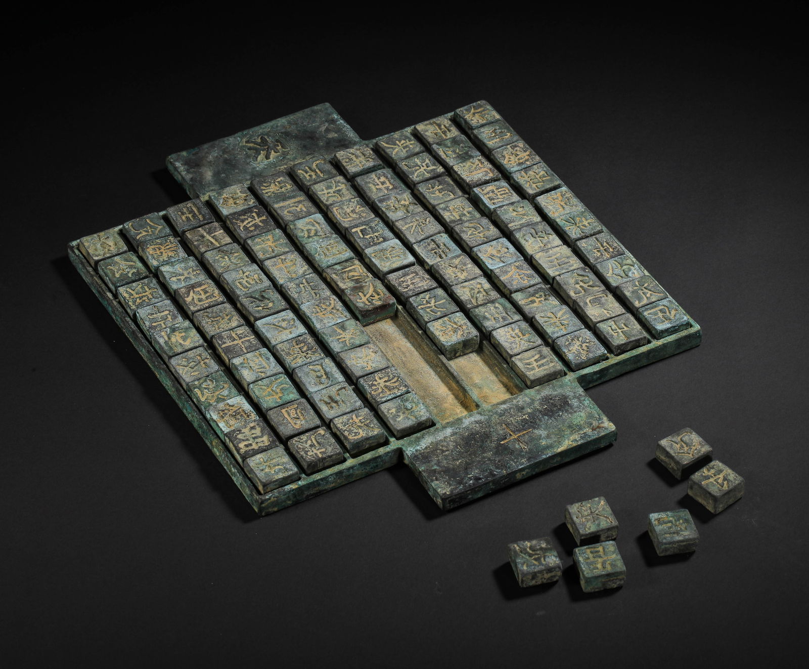 Bronze chessboard from the Warring States period in China (1 of 10)