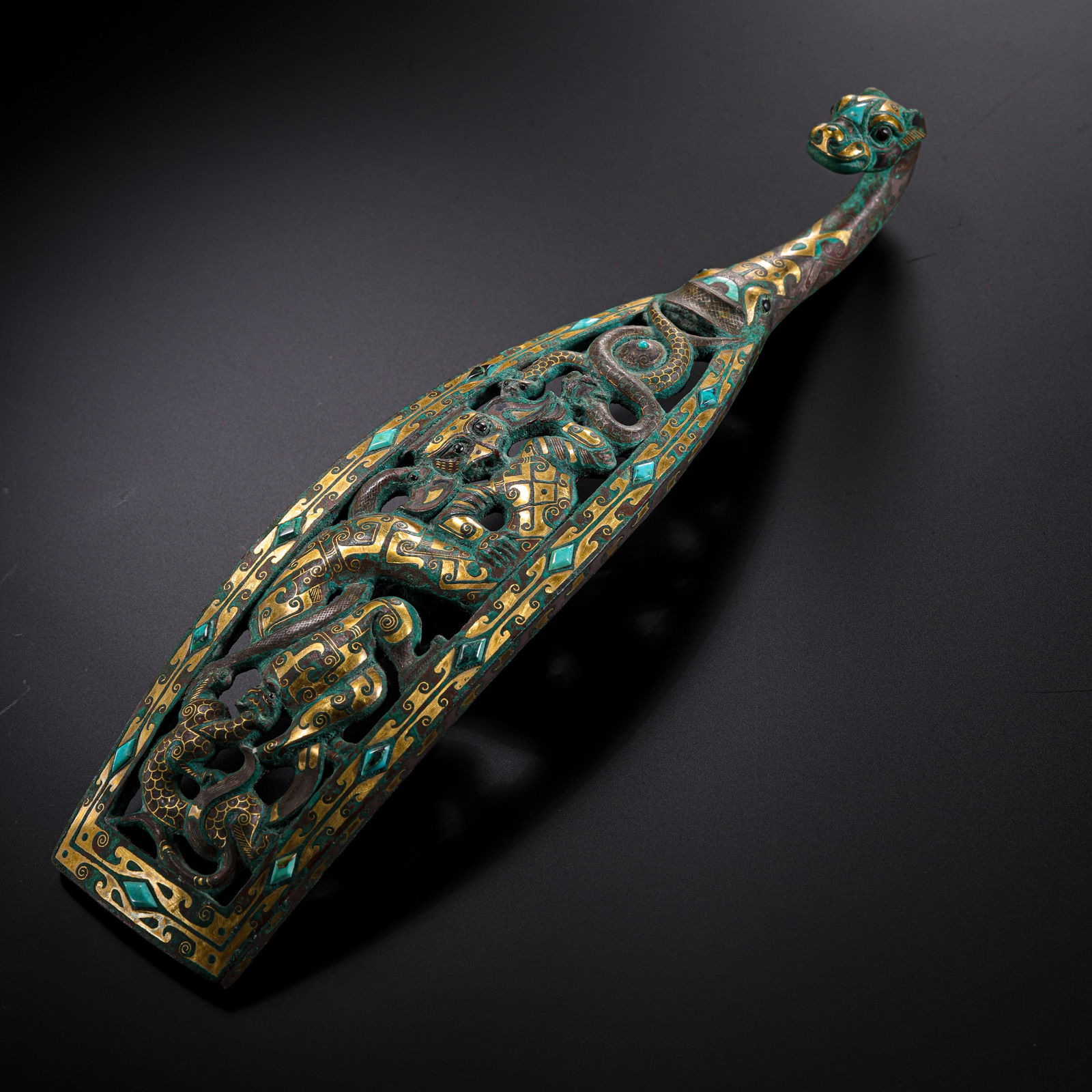 Gold and silver inlaid belt hooks from the Warring States period in China: L. 23 cm. W. 5.5 cm. Weight. 373 g.