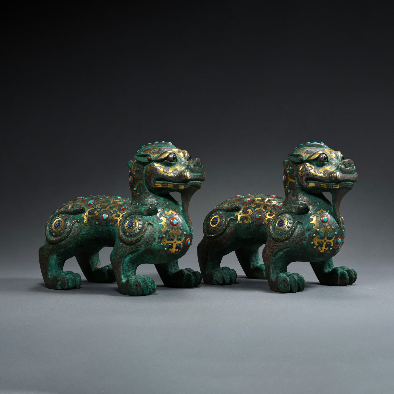 A pair of Chinese Warring States period auspicious beasts inlaid with gold, silver and gemstones (1 of 15)