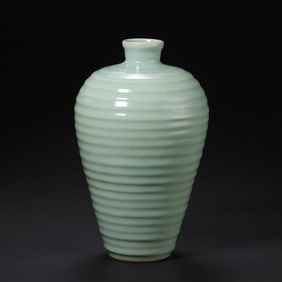 Southern Song Dynasty Longquan kiln celadon plum vase with string pattern