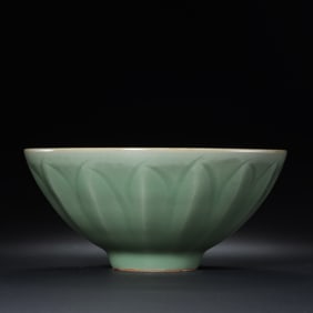 Southern Song Dynasty Longquan kiln celadon lotus petal pattern bowl