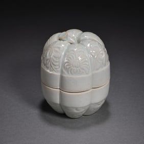 Southern Song Dynasty Chinese Hutian Kiln Celadon Melon-Shaped Apple-Shaped Covered Box