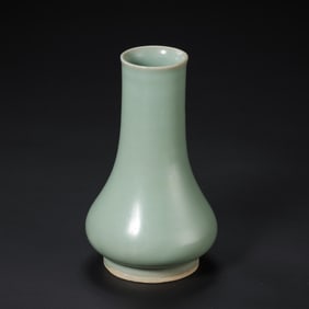 Longquan celadon long-necked bottle from the Southern Song Dynasty in China