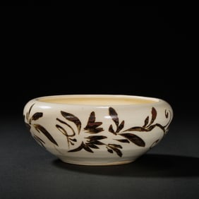 White-glazed black-flowered pot from the late Tang and Five Dynasties period in China