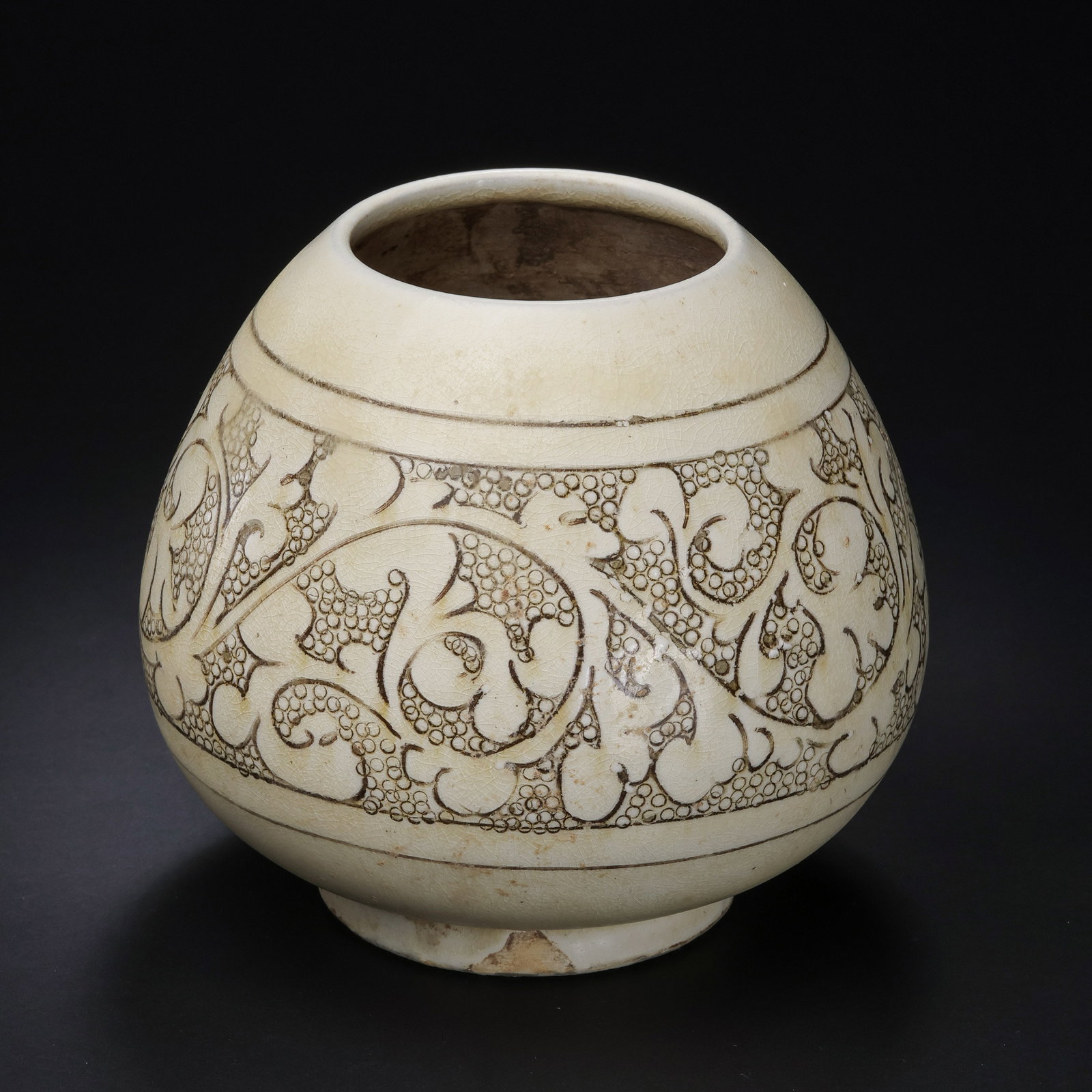 A white-glazed chicken-heart jar with carved floral patterns from the Cizhou kiln of the Northern (1 of 7)