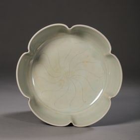 Moon-white glazed flower-shaped plate from Yaozhou kiln during the late Tang and Five Dynasties