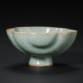 Chinese Southern Song Dynasty Longquan kiln celadon lotus seed cup