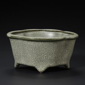 A Song Dynasty Ge ware yellow-glazed begonia-patterned washer