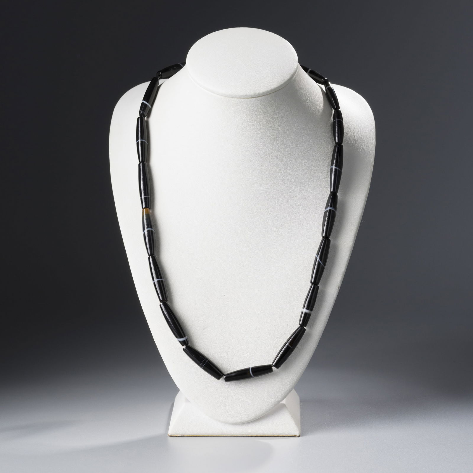 OLD CAMBODIAN BANDED AGATE NECKLACE BEADS [23PCS, 76G]: A collection of 23 old banded agate beads from Cambodia, weighing a total of 76 grams. Featuring natural banding and time-worn surfaces, these pieces were likely used in traditional necklaces or as pr