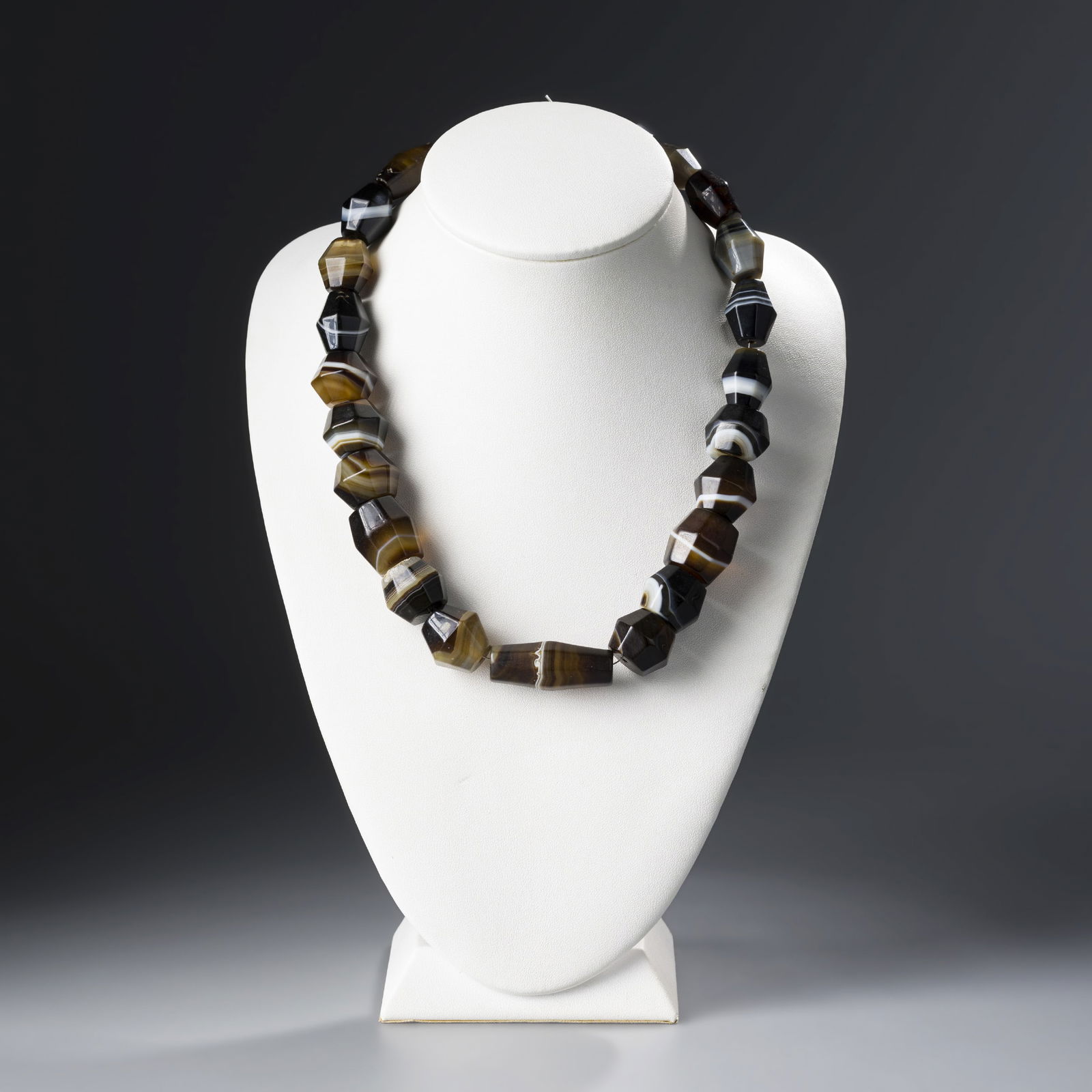 RARE ANTIQUE BANDED AGATE FACETED BEADS [23PCS, 187GRAM]: Rare Antique Banded Agate Faceted Beads [23pcs, 187gram]*If you win the item, we will provide customized packaging tailored specifically for your goods. If you have any specific requests, please do no