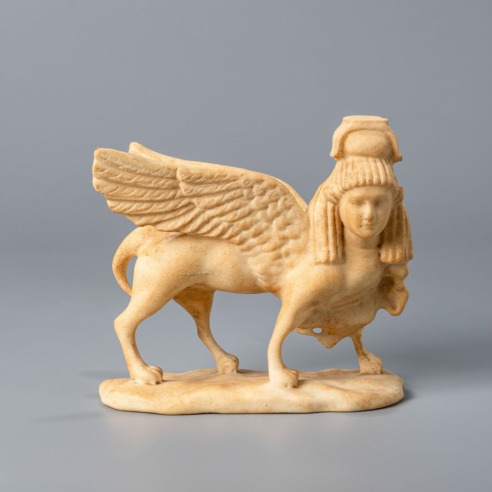 HELLENISTIC GREEK MARBLE SPHINX WITH WINGS: Hellenistic Greek-Style Marble Sphinx with Wings.Dimensions: 16 x 15.5 cmWeight: 1.4 kg*If you win the item, we will provide customized packaging tailored specifically for your goods. If you have any