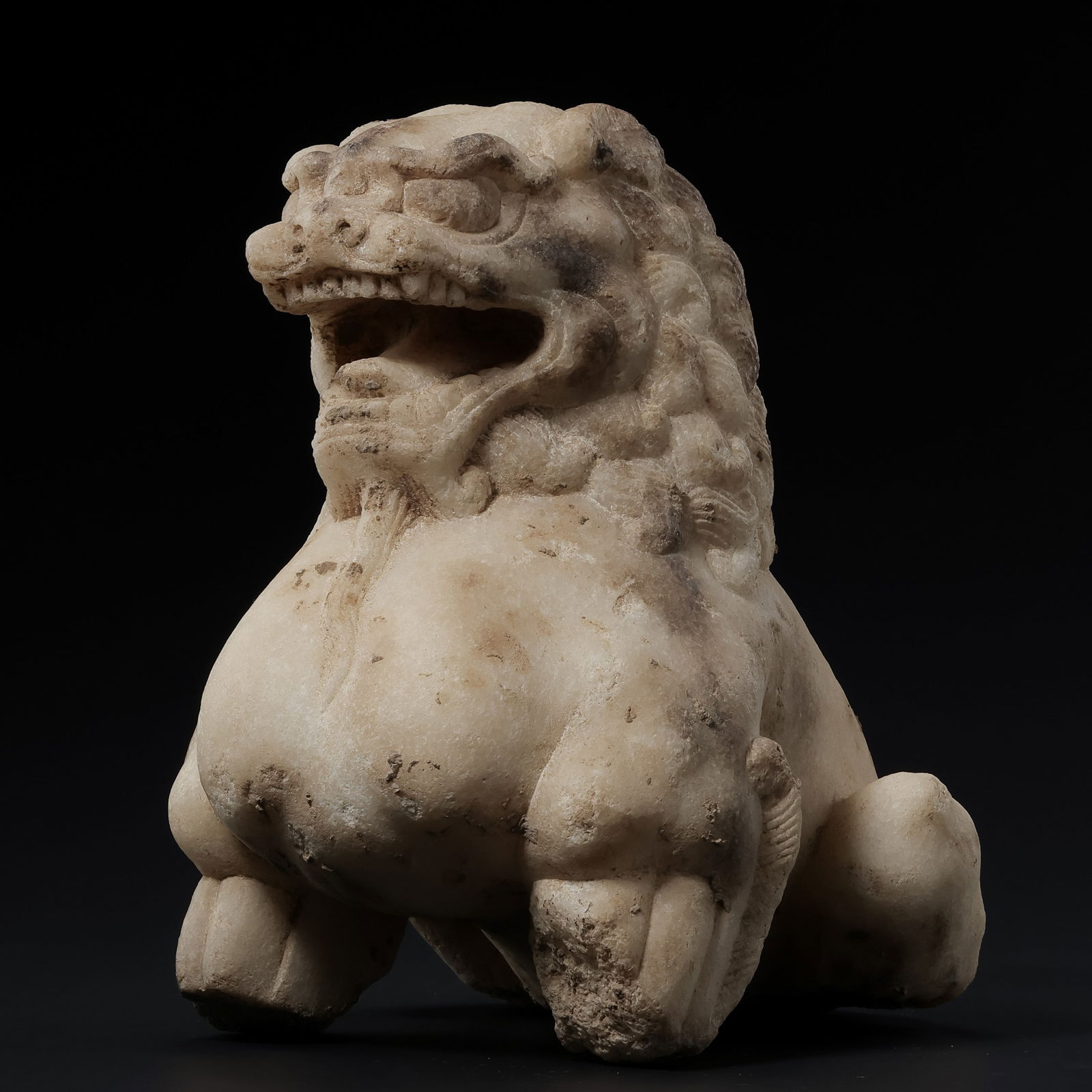 A POWERFUL AND RARE FRAGMENTARY WHITE MARBLE FIGURE OF A SEATED LIONTANG DYNASTY (618-907 AD): escription This monumental fragment captures the majestic upper body of a seated lion, sculpted from a single block of micaceous white marble (Hanbaiyu). The figure is depicted in a commanding, uprigh