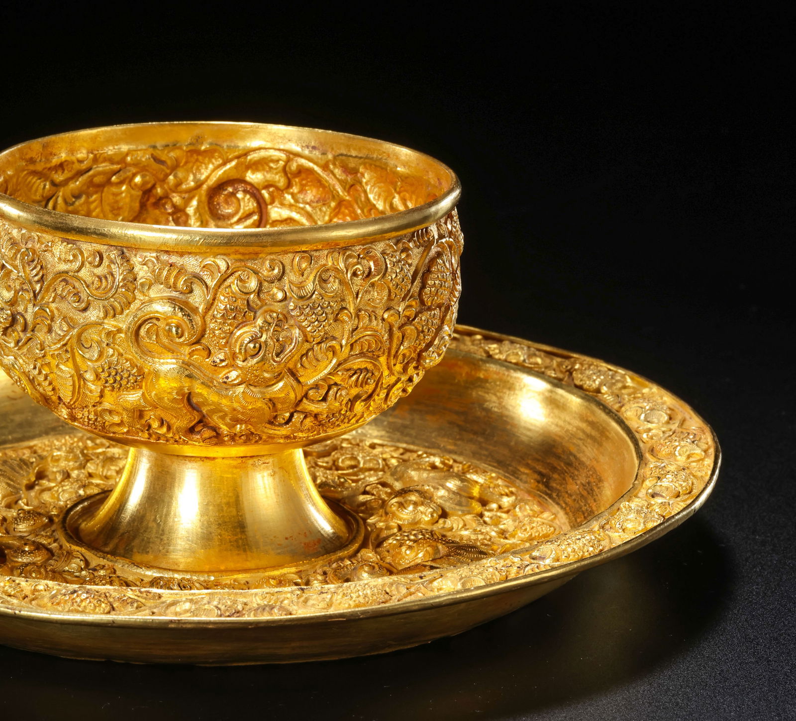 GOLD CUP STAND WITH SEA CREATURE DESIGN FROM THE TANG DYNASTY, 7TH-9TH CENTURIES AD: H. 6.5 cm. Diam. 16.5 cm. Weight. 343 gram.*If you win the item, we will provide customized packaging tailored specifically for your goods. If you have any specific requests, please do not hesitate to