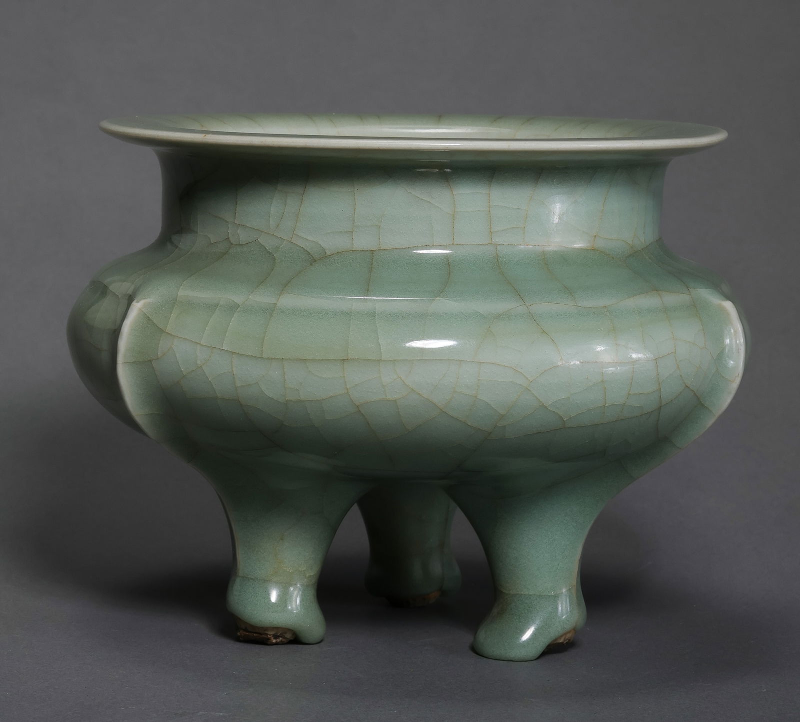 A RARE AND MAGNIFICENT LONGQUAN CELADON 'LI' TYPE INCENSE BURNERSOUTHERN SONG DYNASTY (1127–1279): Description This quintessential incense burner is masterfully potted in the form of an archaic bronze 'Li' (?), a testament to the Southern Song dynasty’s fascination with antiquarianism. The vessel