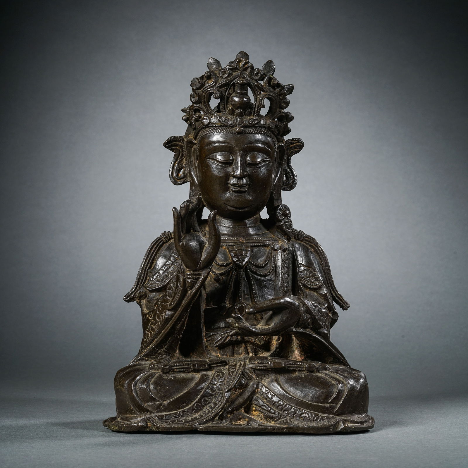 A FINELY CAST BRONZE FIGURE OF A SEATED GUANYINMING DYNASTY (1368-1644) (1 of 8)
