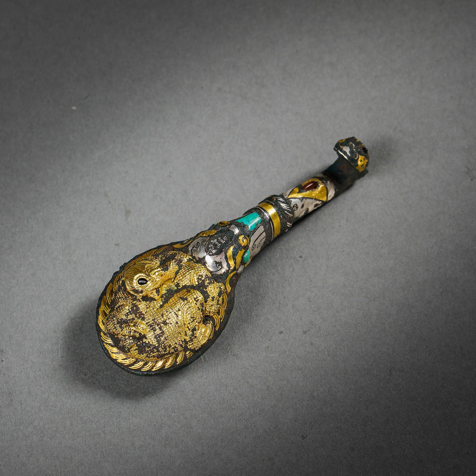 AN EXTREMELY RARE AND MAGNIFICENT GOLD AND SILVER-INLAID 'MYTHICAL BEAST' BELT HOOK,DAIGOUWARRING (1 of 7)