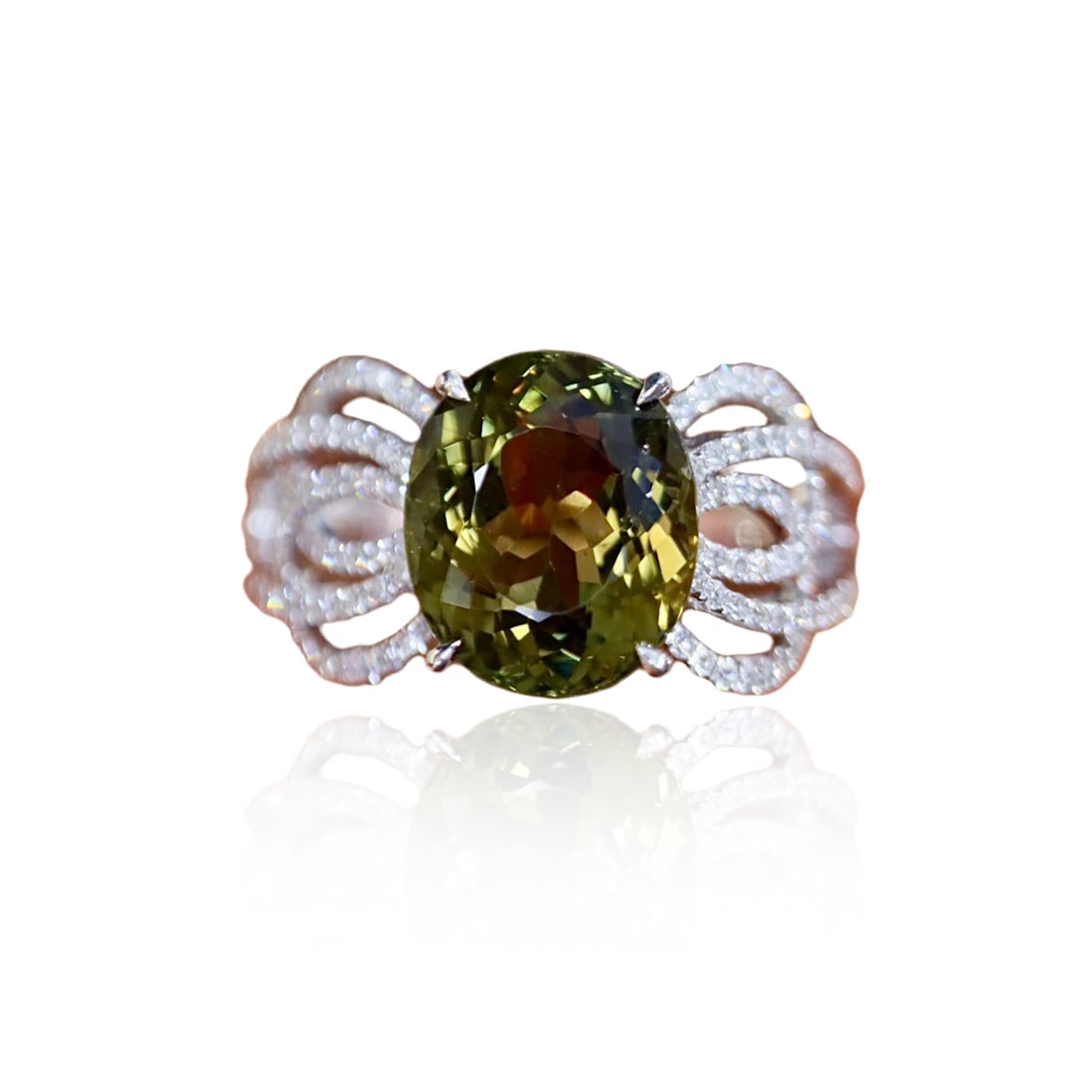 CGRL 18KGOLD AND DIAMOND RING SET WITH NATURAL TOURMALINE: Main Stone: 3.07 ct. Diamonds: 0.293 ct. Weight. 3.81 gram. *If you win the item, we will provide customized packaging tailored specifically for your goods. If you have any specific requests, please