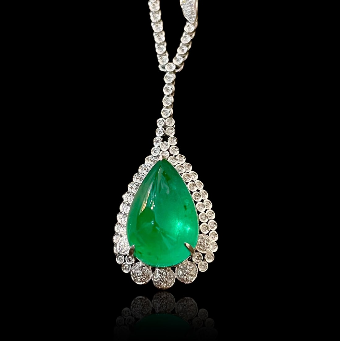 GUILD 18KGOLD AND DIAMOND NECKLACE SET WITH NATURAL EMERALD: Main Stone: 8.2 ct. Diamonds: 0.5 ct.*If you win the item, we will provide customized packaging tailored specifically for your goods. If you have any specific requests, please do not hesitate to conta