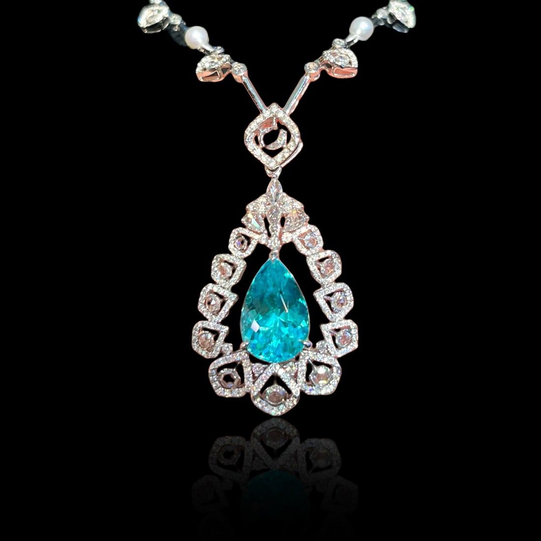 18KGOLD AND DIAMOND-ENCRUSTED NATURAL PARAIBA NECKLACE: Main Stone: 6.52 ct. Diamonds: 3.0 ct.*If you win the item, we will provide customized packaging tailored specifically for your goods. If you have any specific requests, please do not hesitate to cont