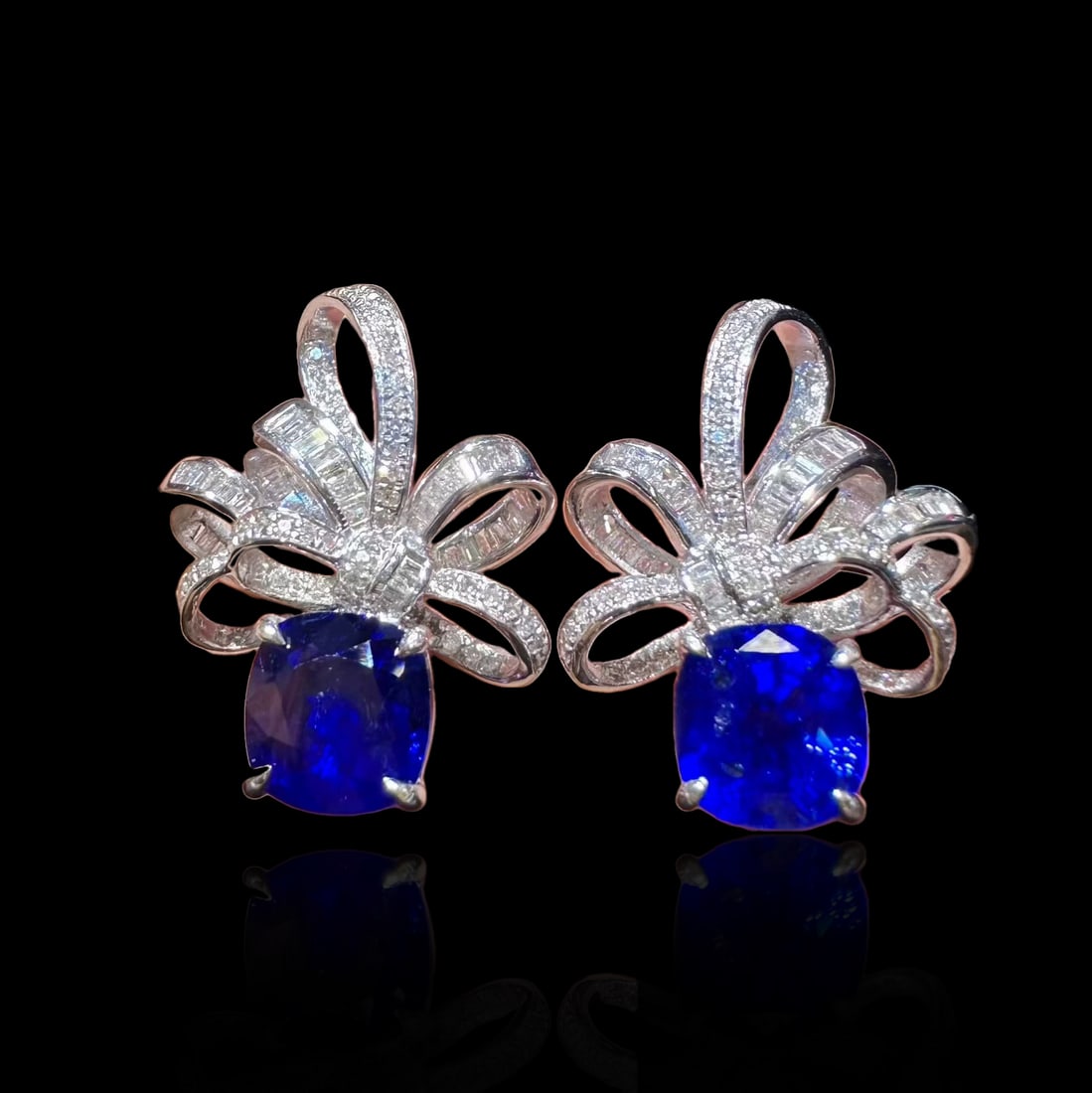 18KGOLD AND DIAMOND EARRINGS SET WITH NATURAL SAPPHIRES: Main Stone: 3.53 ct.Diamonds: 0.75 ct. pt950 Gold weight. 4.84 gram. *If you win the item, we will provide customized packaging tailored specifically for your goods. If you have any specific requests,