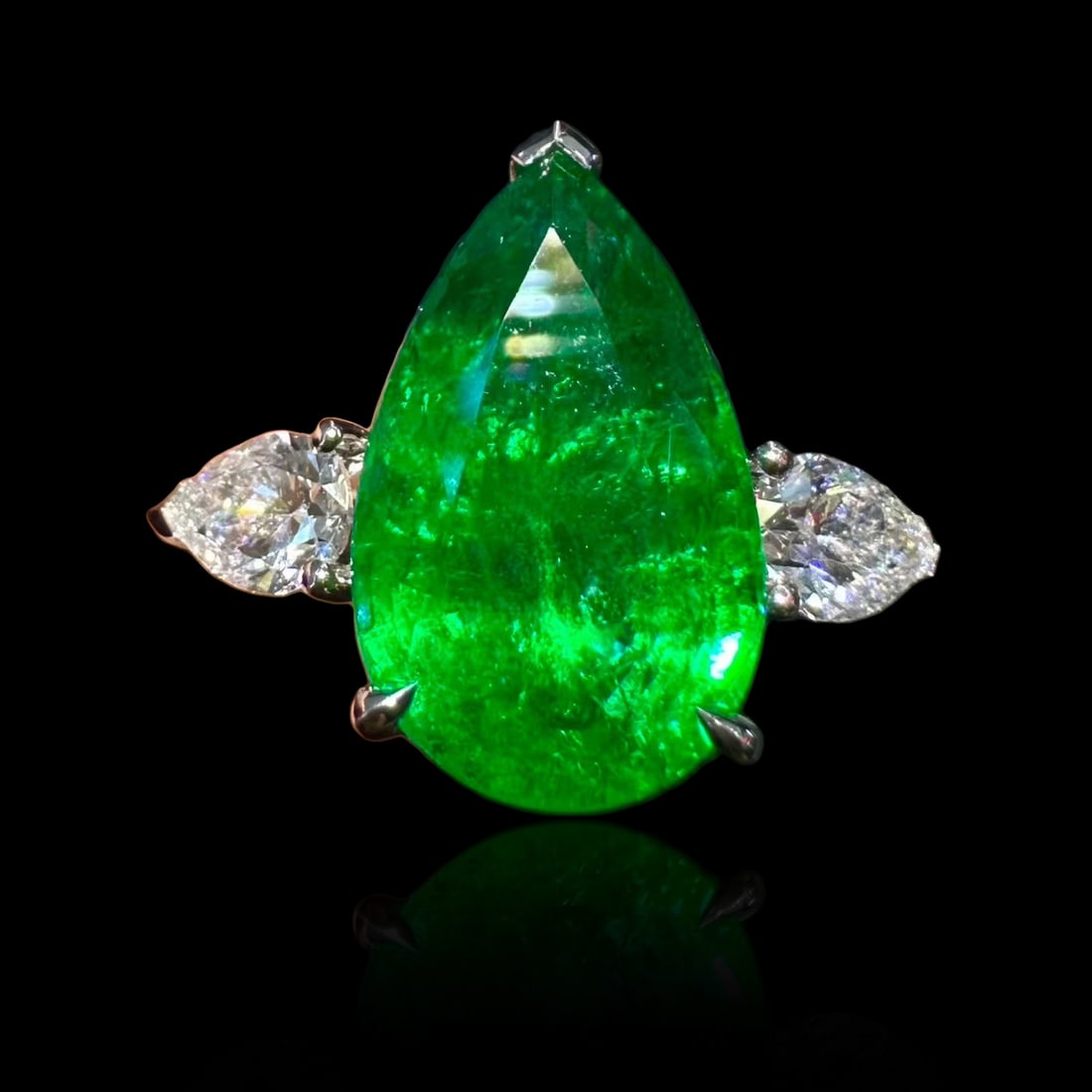 GUILD 18K GOLD DIAMOND RING SET WITH NATURAL EMERALD: Main Stone: 5.07 ct.Diamonds: 0.734 ct. Gold weight. 4.62 gram. *If you win the item, we will provide customized packaging tailored specifically for your goods. If you have any specific requests, plea