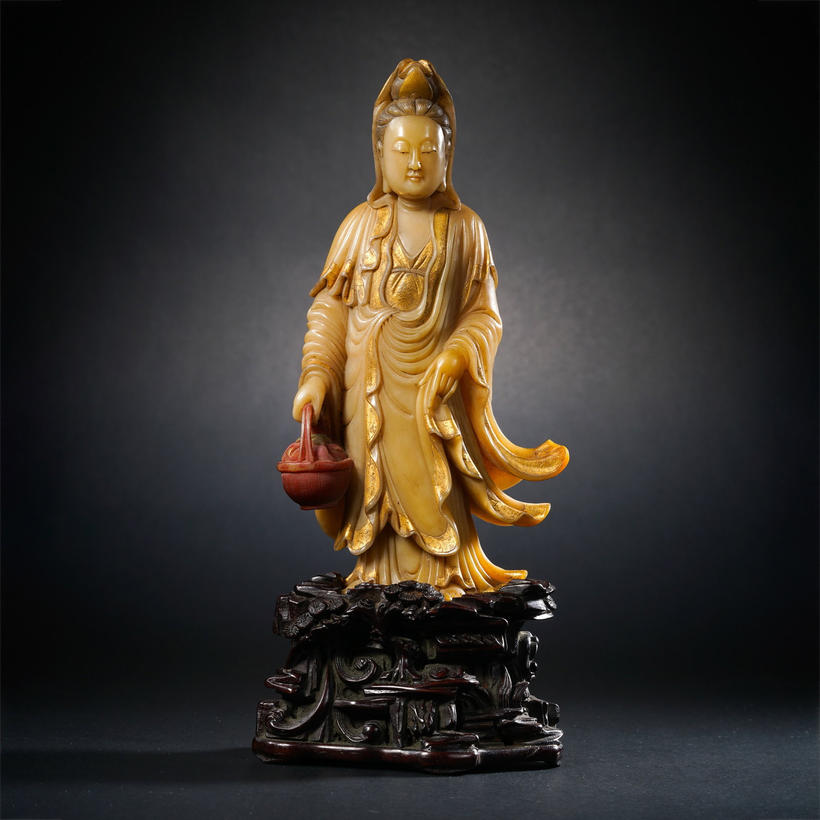 Standing Guanyin statue made of Shoushan stone from the Qing Dynasty, China: H . 24 cm . W . 11 cm . Weight 804 gram .