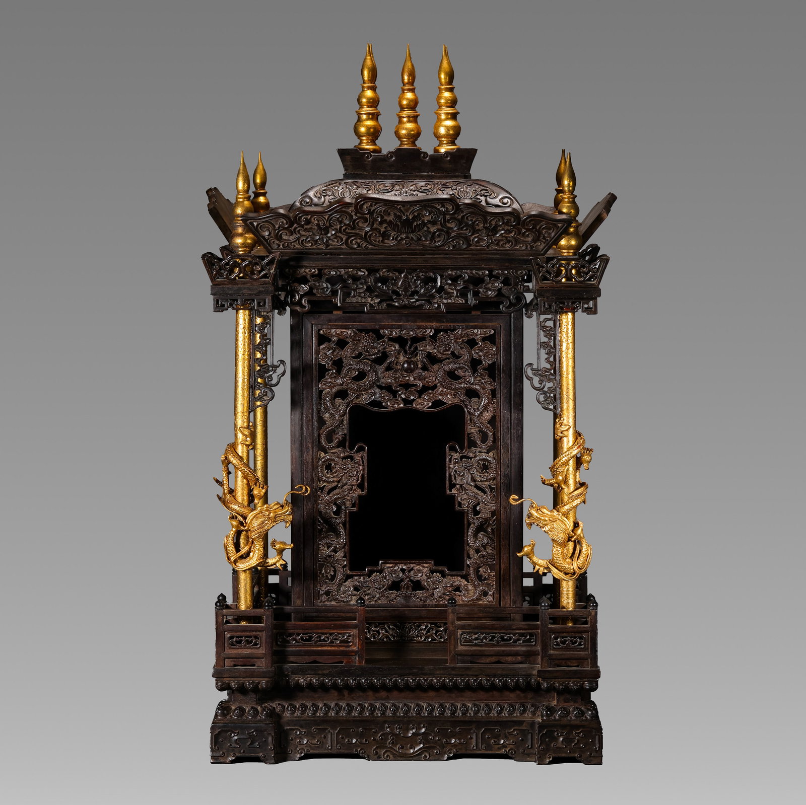 Chinese Qing Dynasty wooden Buddhist shrine: H . 75 cm . W . 40 cm .
