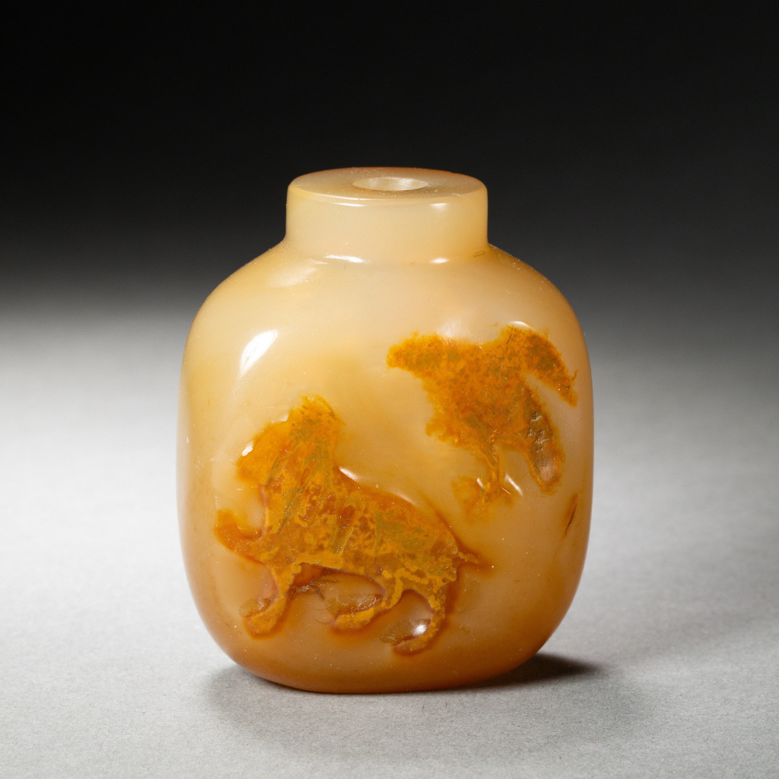 Chinese Qing Dynasty Agate Snuff Bottle: H . 6.2 cm . W . 5 cm . Weight 84 gram .