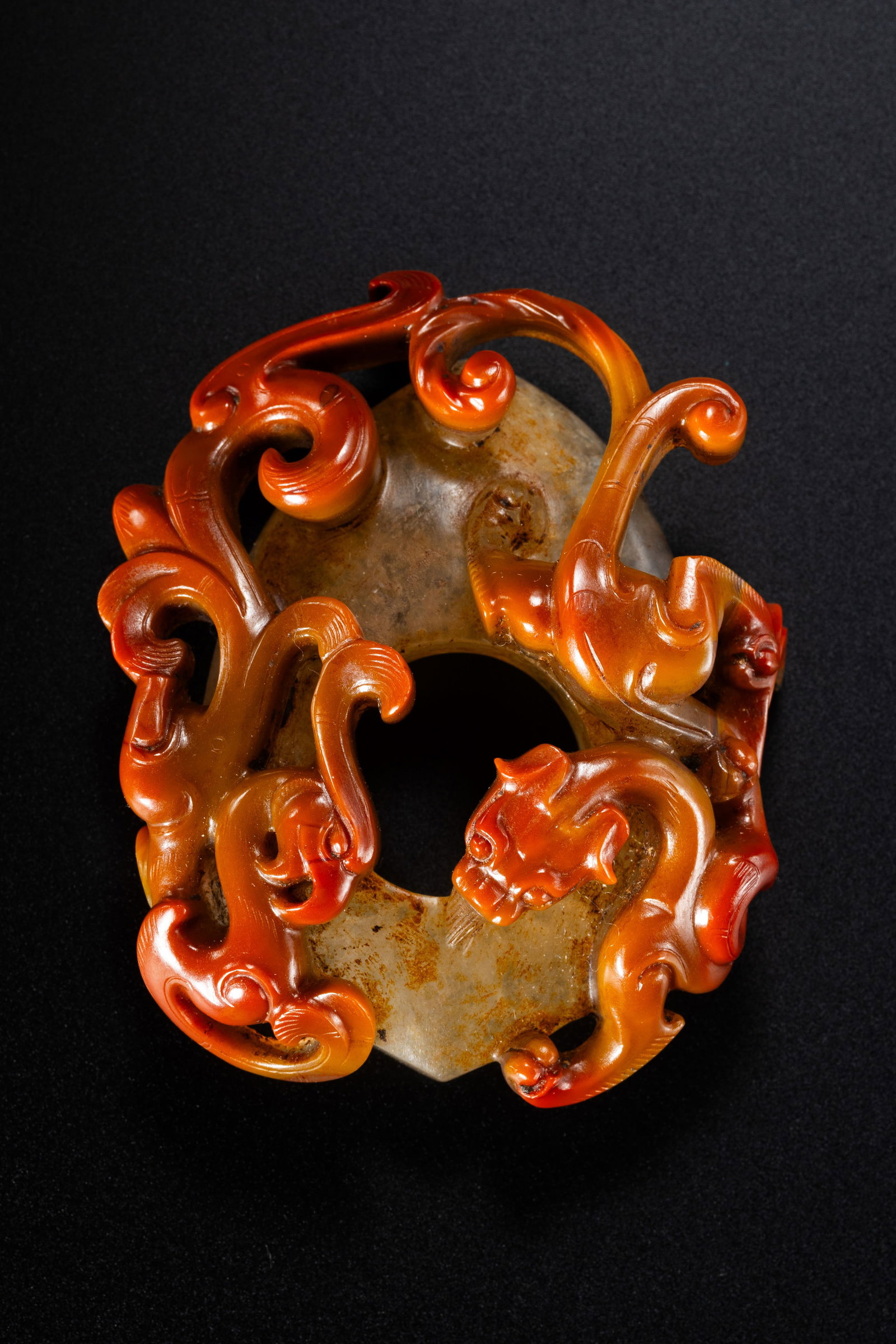 Red agate dragon-patterned heart-shaped pendant from the Warring States period of China: H . 6.6 cm . W . 5.5 cm . Weight 65 gram .