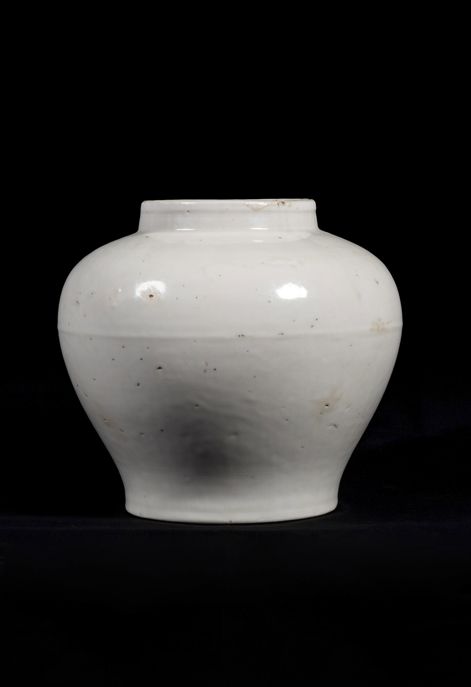 Chinese Qing Dynasty engraved white porcelain jar: H . 28 cm . D . 15 cm .