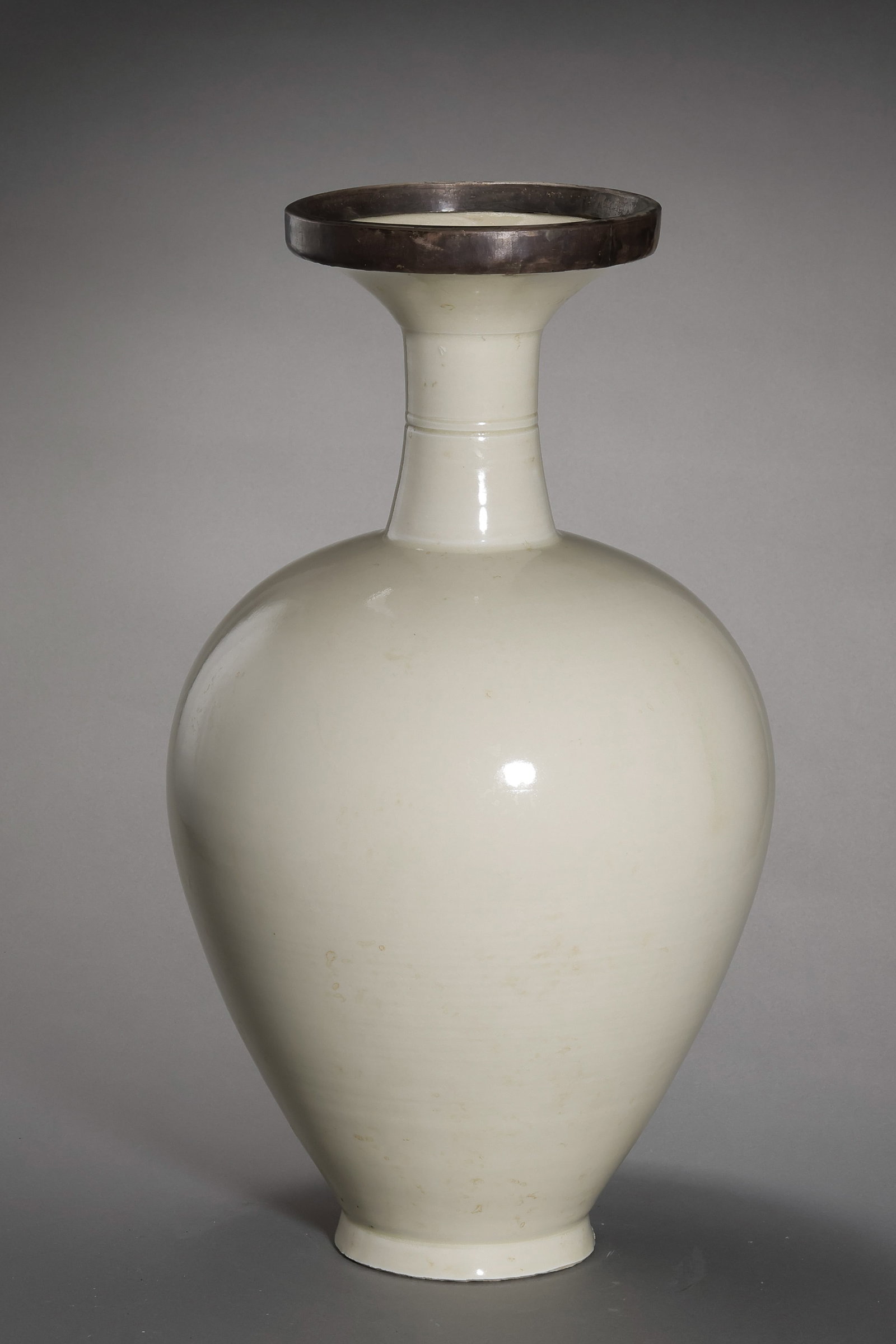 A white porcelain vase with a rimmed mouth from the Ding kiln of the Northern Song Dynasty, China: H . 37 cm . L . 13 cm .