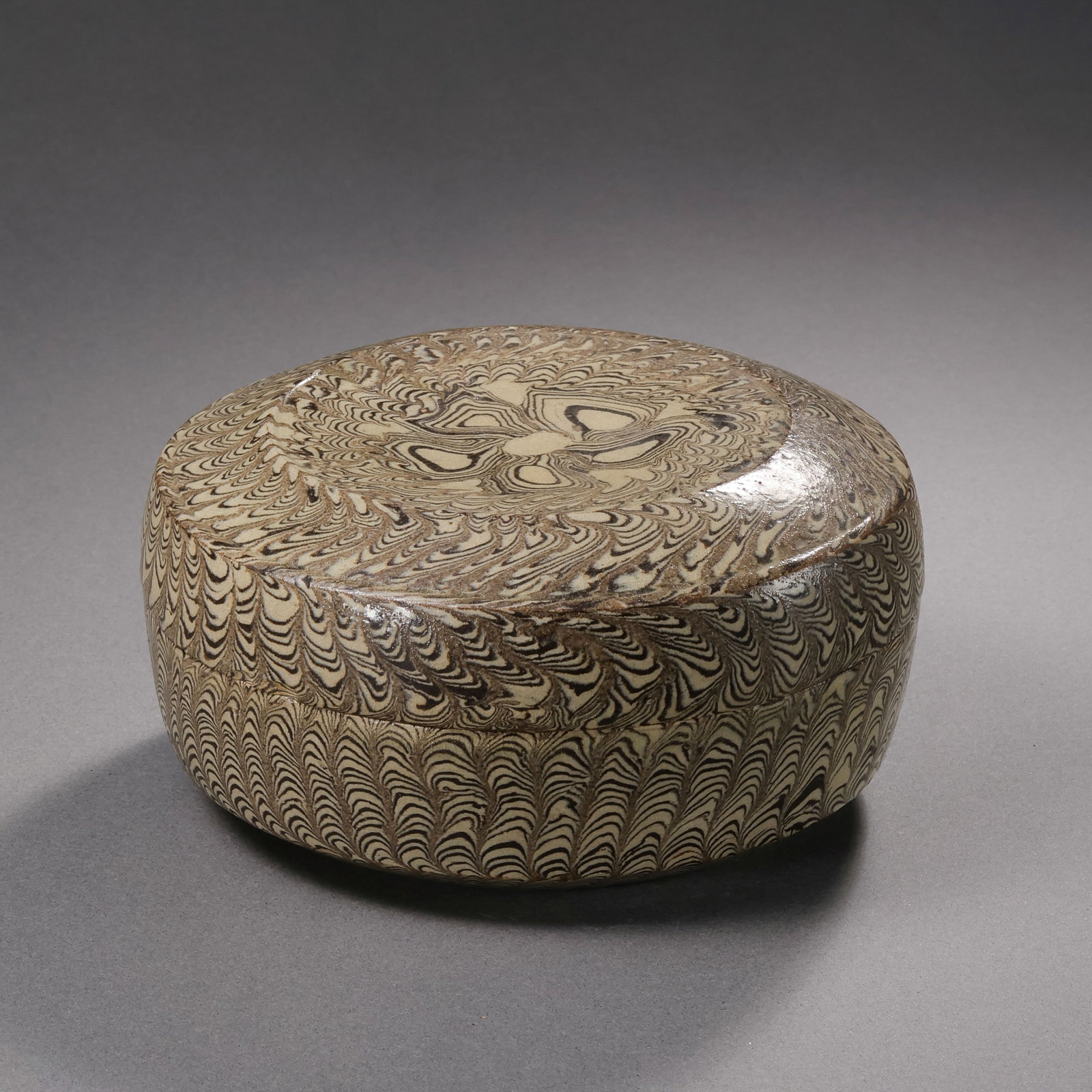 Black and white marbled glaze covered box from the Tang Dynasty in China: H . 5.5 cm . D . 11 cm .