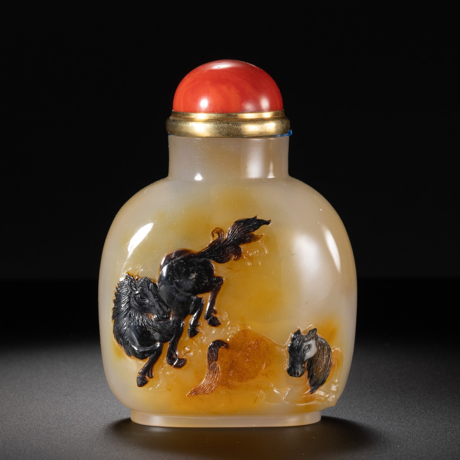 Chinese Qing Dynasty Agate Snuff Bottle: H . 9.8 cm . W . 7 cm . Weight 170 gram .