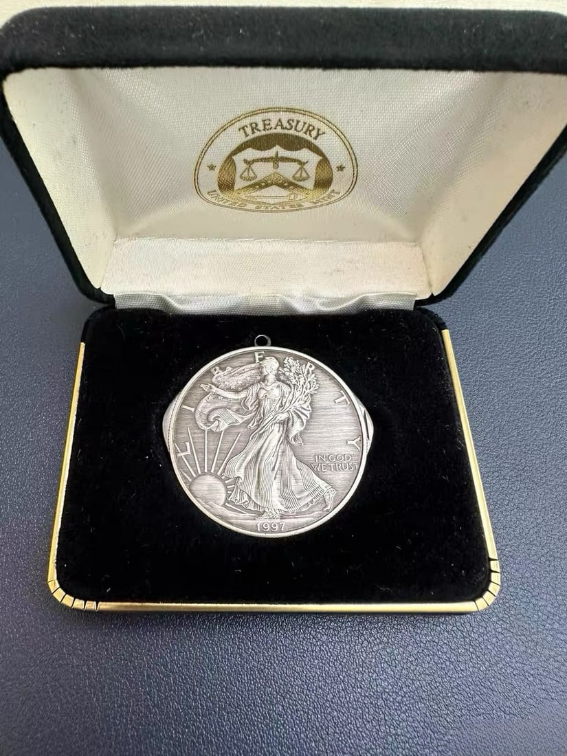 1997 United States Walking Liberty 1 Oz Fine Silver Coin Folding Pendant Knife: Collection Name: 1997 United States Walking Liberty 1 Oz Fine Silver Coin Folding Pendant KnifeIssuing Institution: United States MintMaterial SpecificationsCoin Body Substrate: 1 troy ounce .999 fine