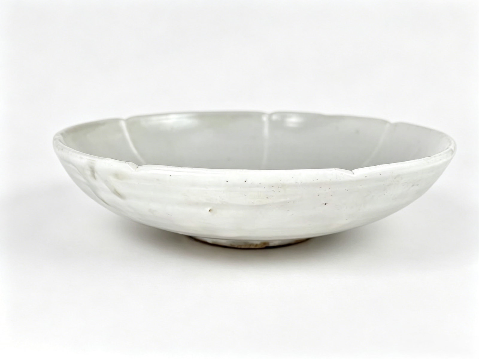 Song-Jin Cizhou Kiln White Glaze Floral-Rim Plate with Vertical Ribs: Core Identification StandardsGlaze and Body CharacteristicsThe whole vessel is covered with typical slip-based white glaze unique to Cizhou Kiln. It boasts a mild creamy white tone with soft matte lus