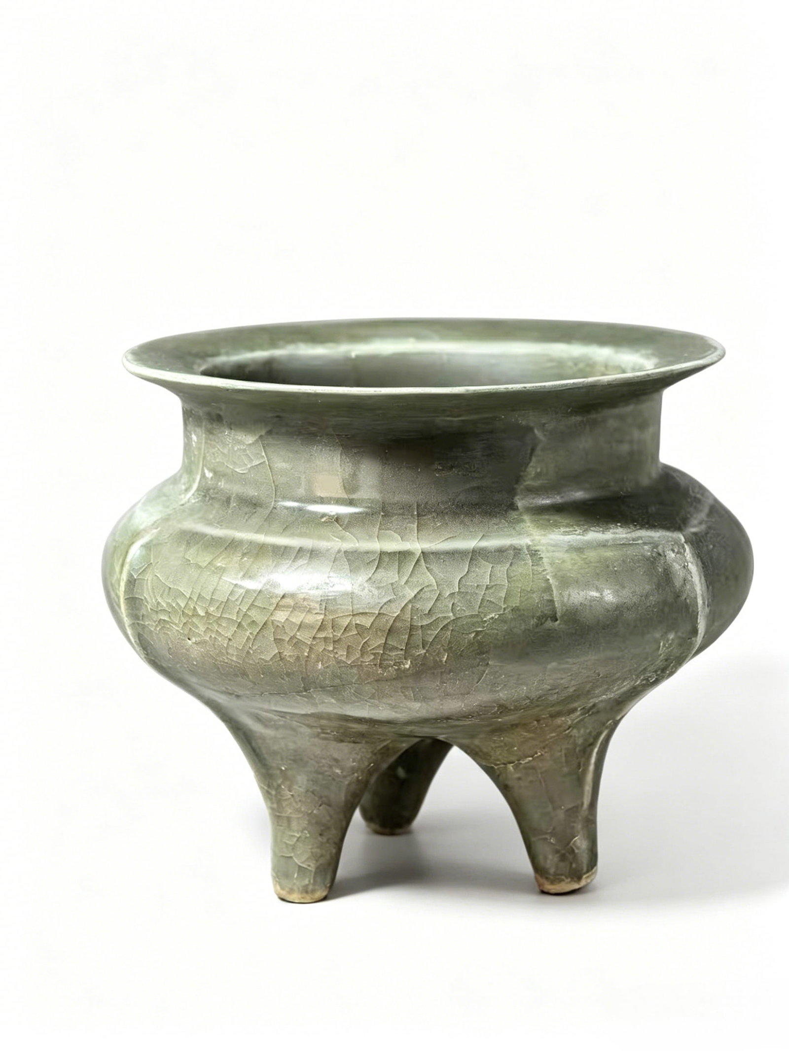 Southern Song Dynasty Longquan Kiln Thick Pink Celadon Ice Crackle Li Censer: Southern Song Dynasty Longquan Kiln Thick Pink Celadon Ice Crackle Li CenserDimensions: Mouth Diameter approx. 13 cm (5.12 inches), Overall Height approx. 11.5 cm (4.53 inches)Condition: Minor profess