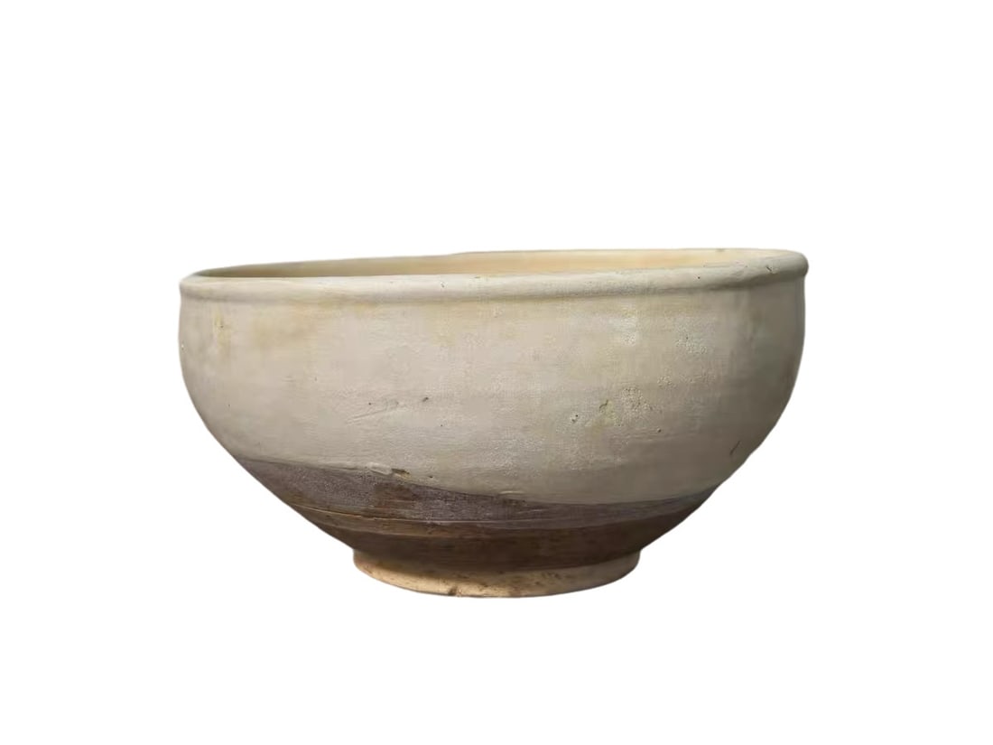 White Glazed Deep Bowl, Late Five Dynasties to Early Northern Song Dynasty: I. Basic Description of the VesselThis is a large deep bowl with white glaze produced by northern kilns from the late Five Dynasties to early Northern Song Dynasty, a heavy-duty daily vessel for folk 