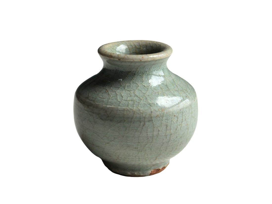 Mini Bronze-Lei Style Celadon Scholar Vase, Longquan Kiln, Yuan-Ming Period: I. Basic Description of the VesselThis is a miniature celadon scholar’s vase fired at Longquan Kiln between the Yuan and Ming dynasties, modeled after ancient bronze lei ritual vessels. It is an ele