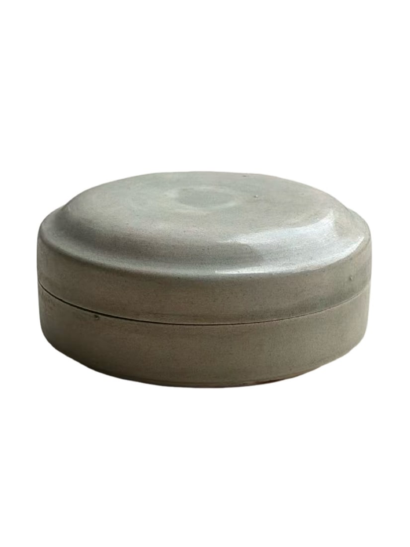 Tang Dynasty Xing Kiln / Gongxian Kiln White Glaze Round Cosmetic Box: Lot DescriptionI. Basic Information of the ArtefactEra: Tang Dynasty (High Tang through the Five Dynasties, 7th–10th Century AD)Kiln Lineage: White porcelain wares from Xing Kiln and Gongxian KilnDi