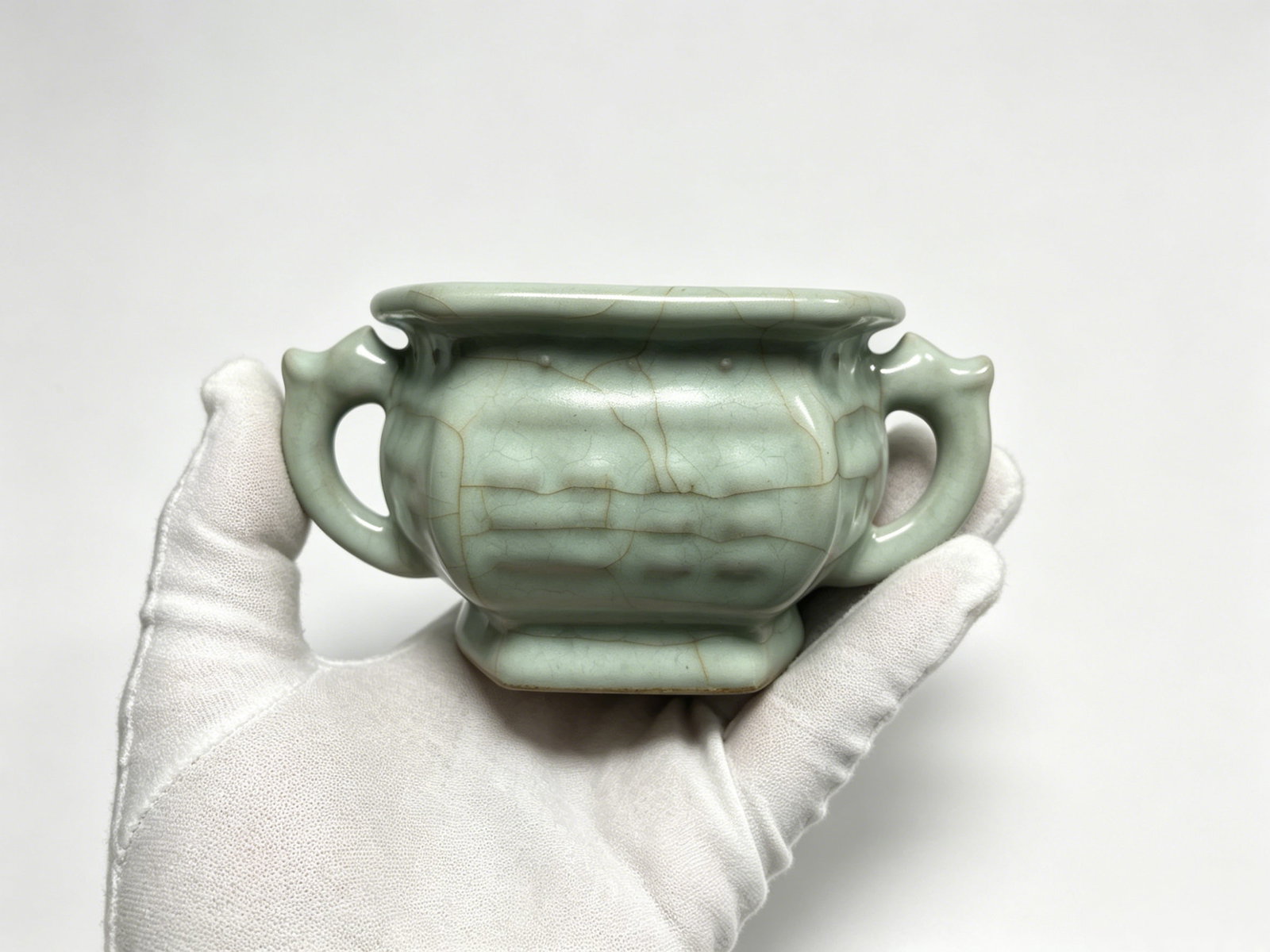 Lot Name: Song Dynasty Longquan Kiln Pink Celadon Hexagonal Censer with Bagua Pattern & Double Ears: Basic InformationPeriod: Song DynastyKiln: Longquan Kiln (Core Dayao Production Site)Vessel Form: Hexagonal gui-style censer with Bagua relief and double handles, ritual incense burner for scholar’s