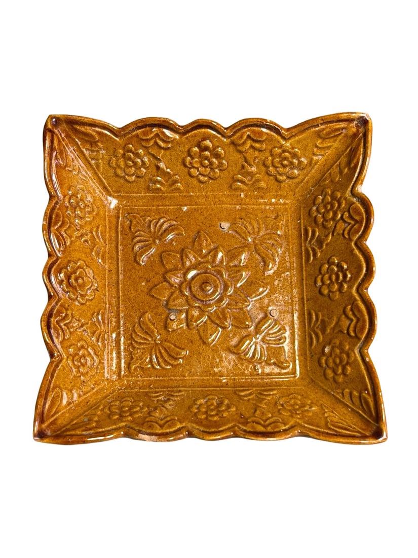 Yellow-Glazed Printed Rhombus-Mouthed Square Dish: Yellow-Glazed Printed Rhombus-Mouthed Square DishDimensionsLength: 13.8 cm (5.43 inches), Width: 13.6 cm (5.35 inches), Height: 3.1 cm (1.22 inches)General DescriptionThis piece is a yellow-glazed pri