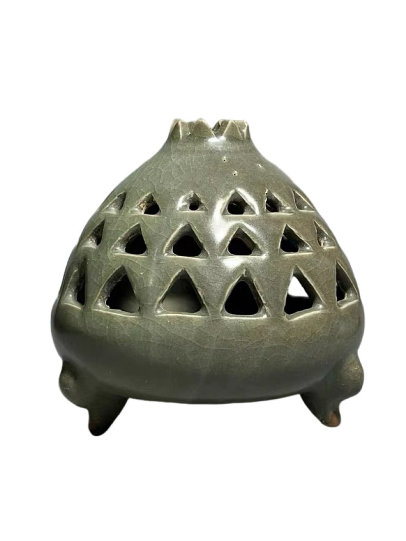 Donggou Kiln Celadon Openwork Pomegranate Censer: Donggou Kiln Celadon Openwork Pomegranate CenserDimensionsOverall Height: approx. 13 cm (5.12 inches), Belly Width: approx. 12.8 cm (5.04 inches)General DescriptionThis artifact is a celadon openwork 