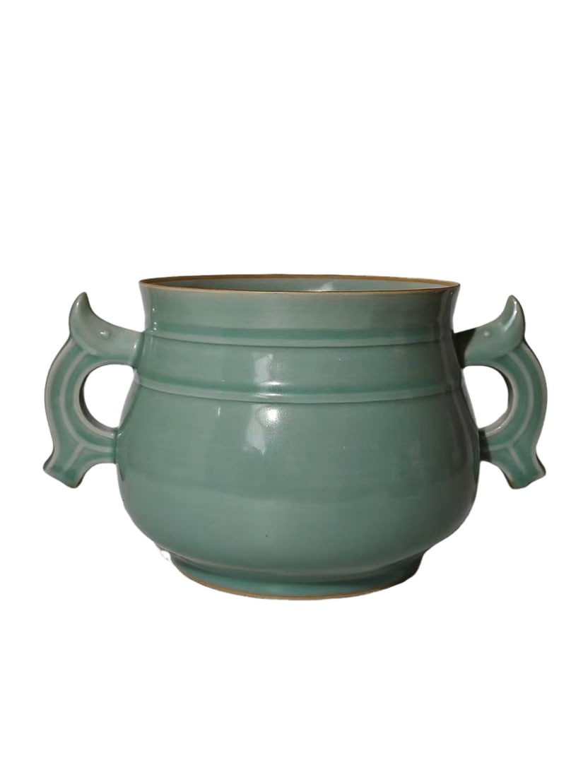 Gui-Style Censer with Fish-Shaped Handles and Horizontal Ribs under Longquan Powder Celadon Glaze: Gui-Style Censer with Fish-Shaped Handles and Horizontal Ribs under Longquan Powder Celadon GlazeBasic DimensionsOverall Height: 16.8 cm (6.61 inches)Mouth Diameter: 18 cm (7.09 inches)Vessel FormThis