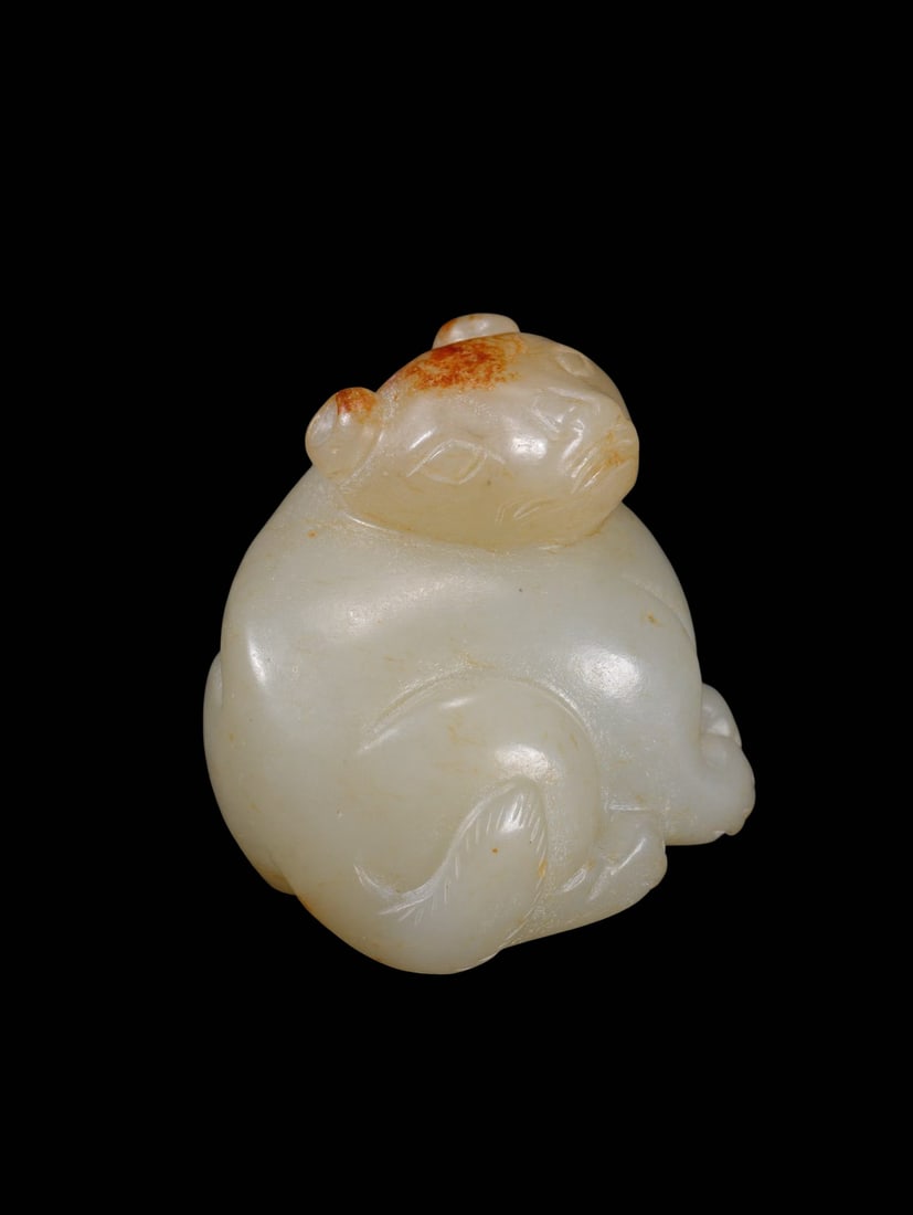 Mid-Qing Dynasty White Hetian Jade Recumbent Bear Handpiece with Natural Russet-Brown Patina: Mid-Qing Dynasty White Hetian Jade Recumbent Bear Handpiece with Natural Russet-Brown PatinaI. Period AttributionMid-Qing Dynasty, Fully Round-Carved White Hetian Jade Handpiece of Recumbent Bear with