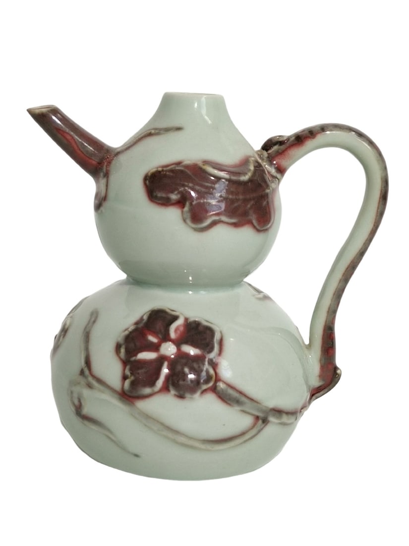 Gourd-shaped Ewer with Underglaze Red Appliqué Floral Scrolls (1 of 7)